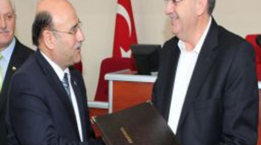 Belediye &ccedil;alışanlarının toplu s&ouml;zleşme sevinci