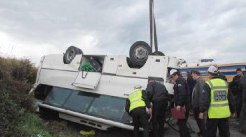 Kontrolden &ccedil;ıkan yolcu otob&uuml;s&uuml; takla attı: 1 &ouml;l&uuml; 19 yaralı