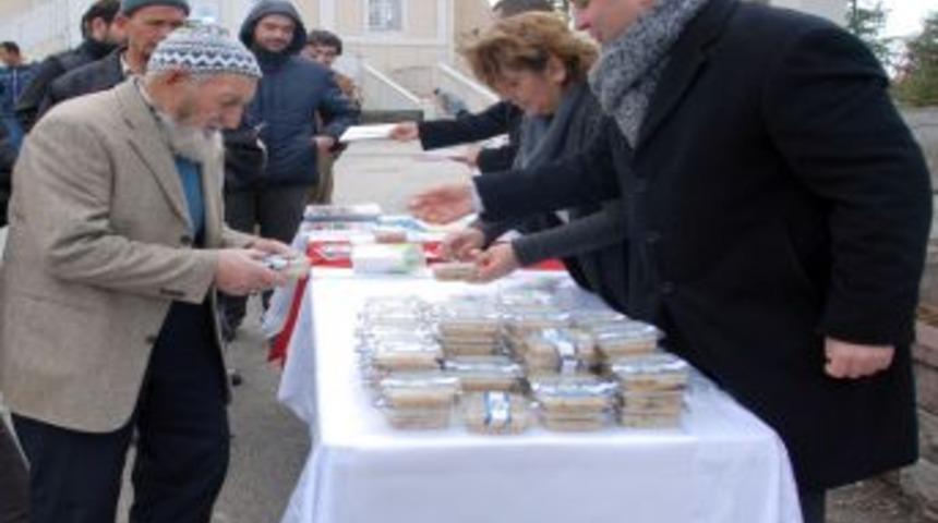 G&ouml;lbaşı Belediyesi'nden aşure ikramı