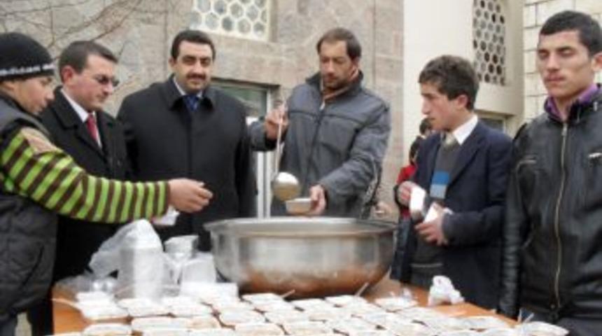 &Ccedil;at M&uuml;ft&uuml;l&uuml;ğ&uuml; bin kişiye aşure dağıttı