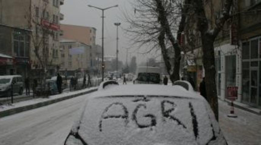 Ağrı'da beklenen kar geldi, şehir beyaza büründü