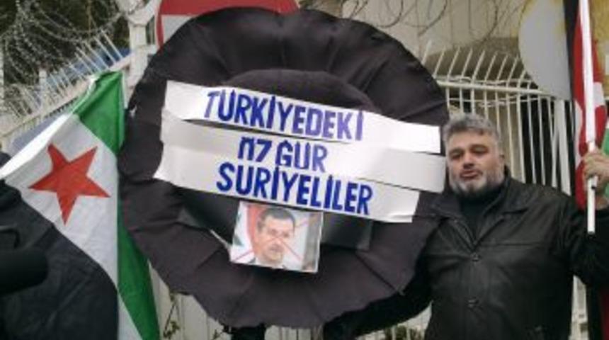 T&uuml;rk Bayrağı'na yapılan saldırı Suriye el&ccedil;iliği &ouml;n&uuml;nde protesto edildi