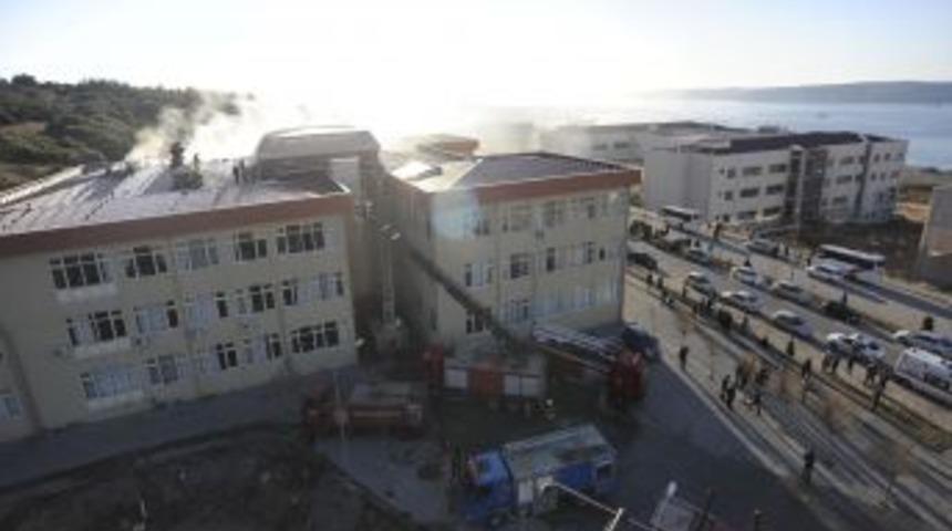 &Uuml;niversitede ders sırasında yangın &ccedil;ıktı