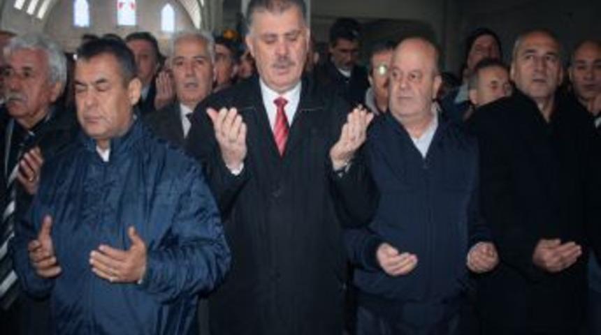 Kalp krizi ge&ccedil;iren eğitimci Haznedar, toprağa verildi