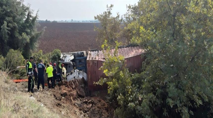 Kontrolden &ccedil;ıkan TIR, tarlaya u&ccedil;tu: 1 yaralı