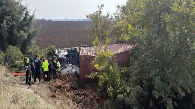 Kontrolden çıkan TIR, tarlaya uçtu: 1 yaralı