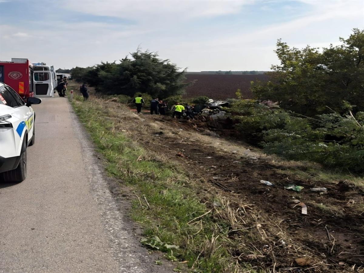 Kontrolden &ccedil;ıkan TIR, tarlaya u&ccedil;tu: 1 yaralı 1