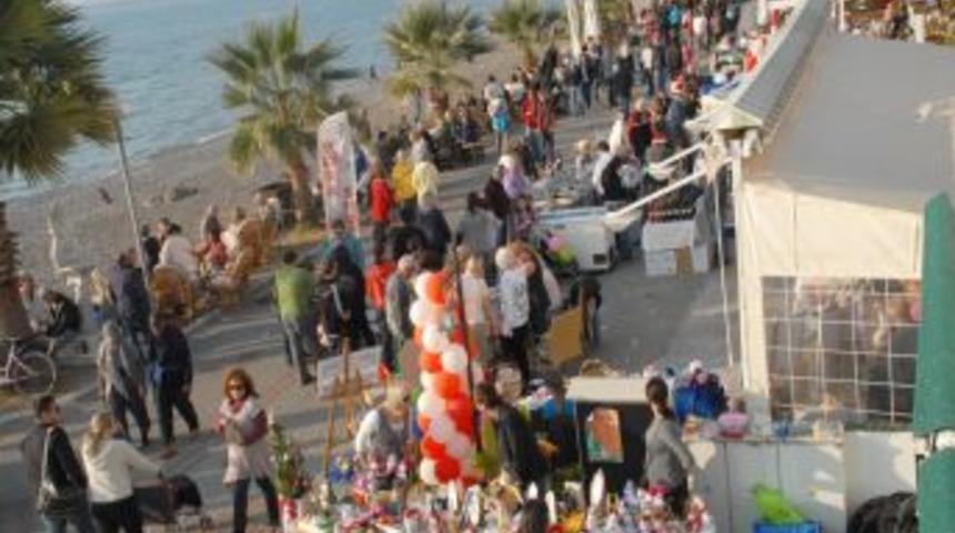 Yabancılar, Noel Pazarı&rsquo;ndan elde edilen geliri &ouml;ğrencilere bağışladı