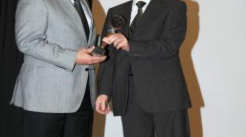 Engellilere destek veren Belediye Başkanı &Ccedil;etin'e plaket