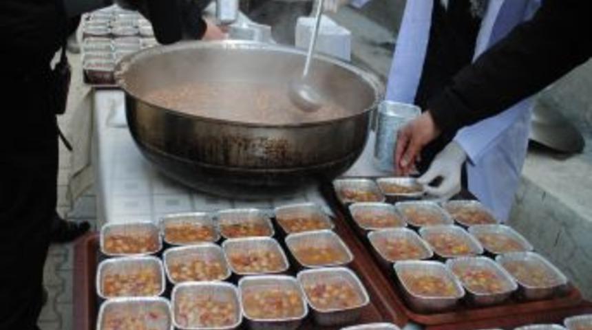 Hakkari Emniyet M&uuml;d&uuml;rl&uuml;ğ&uuml; bin 500 kişiye aşure dağıttı