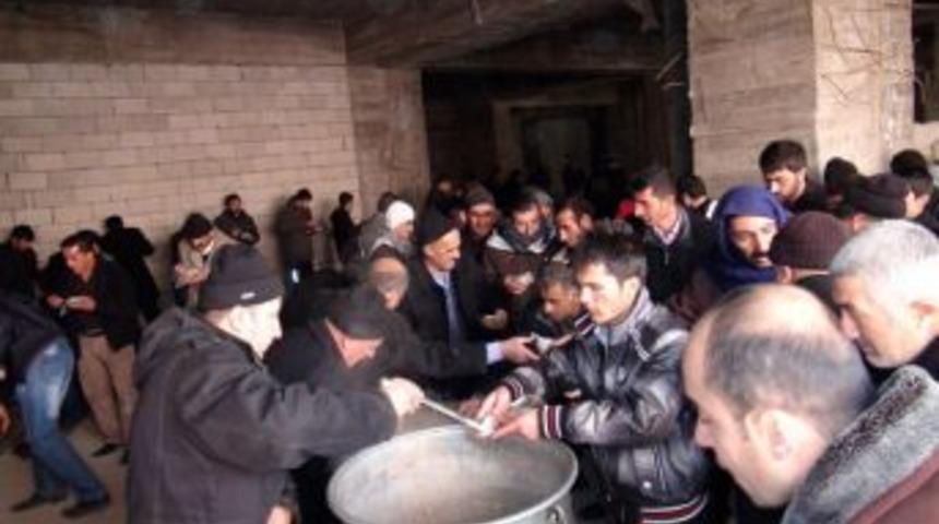 Y&uuml;ksekova M&uuml;ft&uuml;l&uuml;ğ&uuml; ilk kez aşure dağıttı