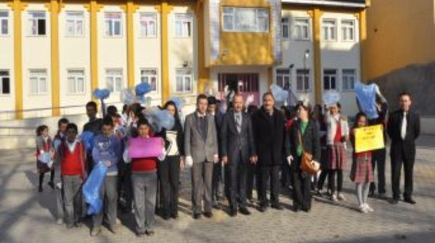 &Ouml;ğrenciler &ccedil;&ouml;p topladı, esnafı temiz olmaya davet etti