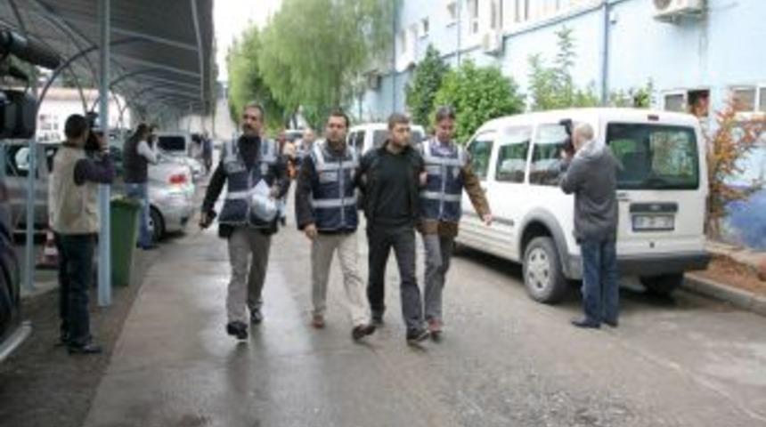 Polisler &ccedil;ete liderini kucağında taşıdı