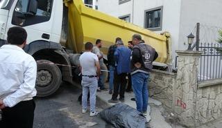 Pendik'te hafriyat kamyonu binaya &ccedil;arptı: 1 yaralı