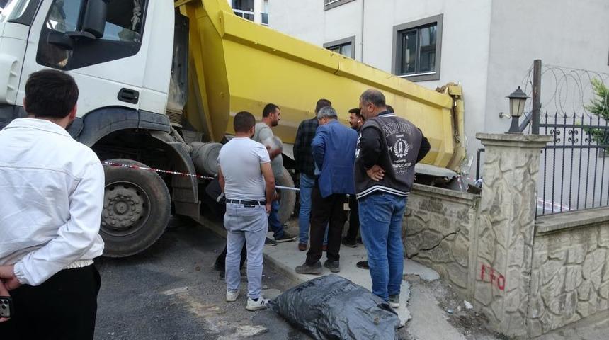 Pendik'te hafriyat kamyonu binaya &ccedil;arptı: 1 yaralı