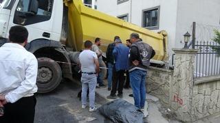 Pendik'te hafriyat kamyonu binaya çarptı: 1 yaralı