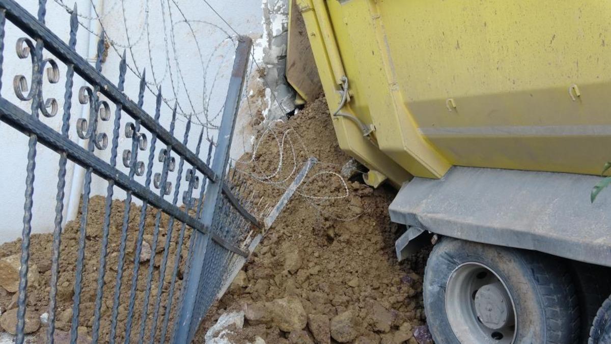 Pendik te hafriyat kamyonu binaya &ccedil;arptı: 1 yaralı 1