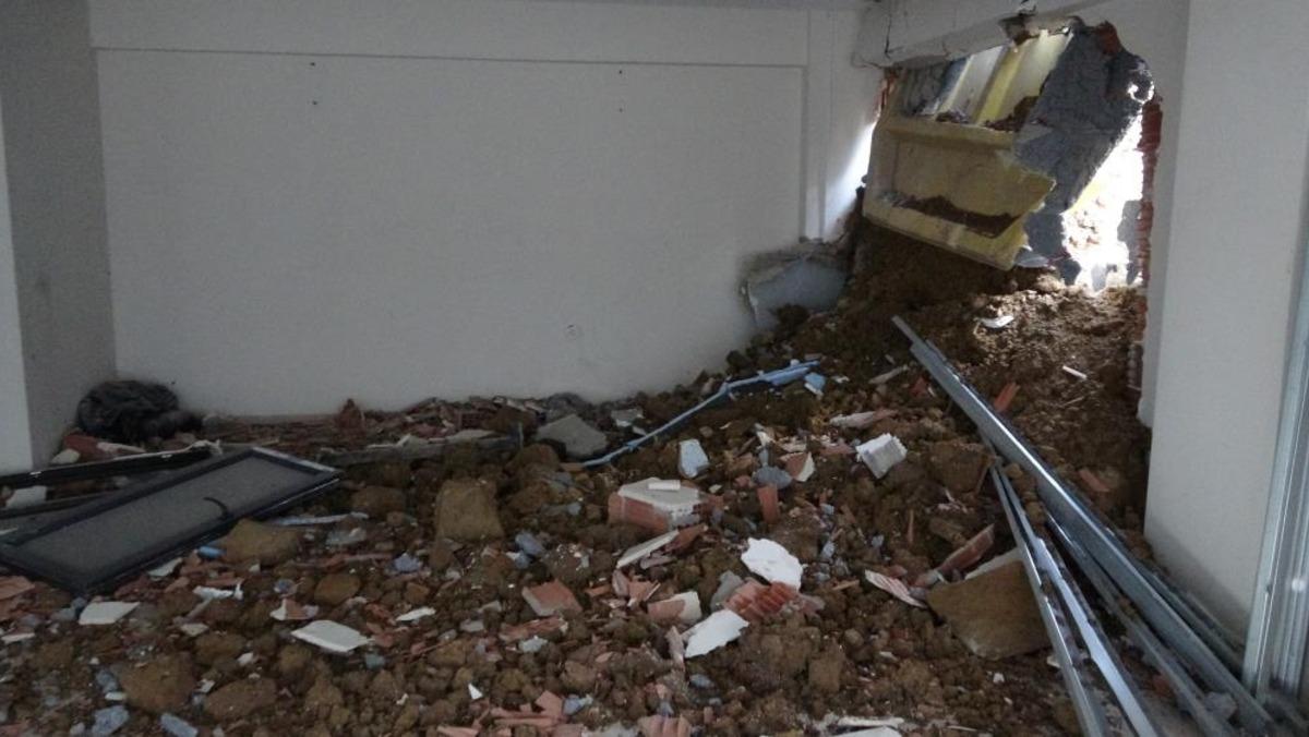 Pendik te hafriyat kamyonu binaya &ccedil;arptı: 1 yaralı 2