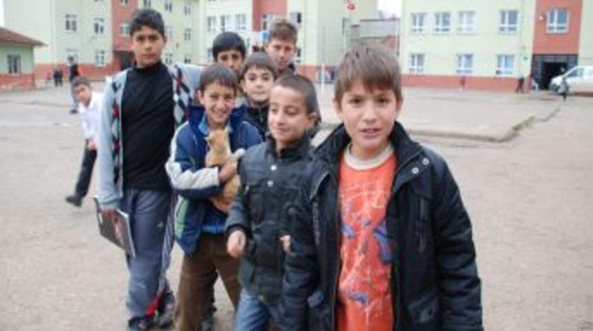 Vanlı depremzede &ccedil;ocuklar Kefken kampına yerleşti