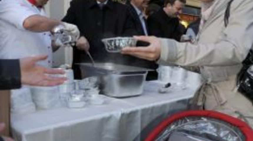 Başkan D&uuml;ndar, aşure dağıttı