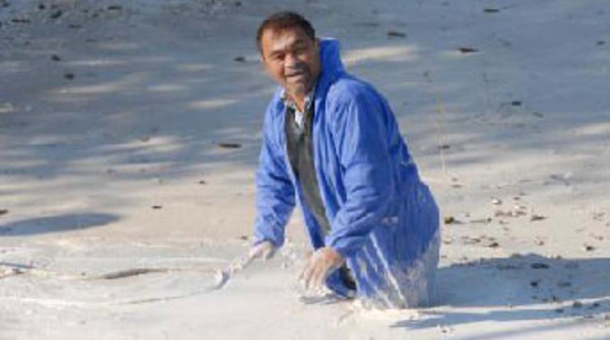 Koyunlarını kurtarırken bataklığa saplandı