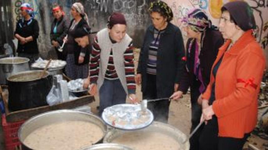 Pir Sultan Abdal K&uuml;lt&uuml;r Derneği, Manavgat'ta 2 bin kase aşure dağıttı