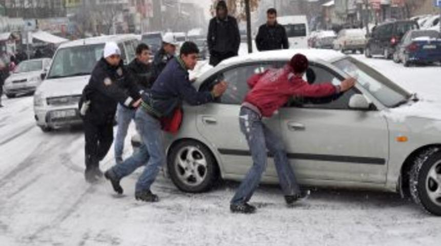 Muş'ta s&uuml;r&uuml;c&uuml;ler kara hazırlıksız yakalandı