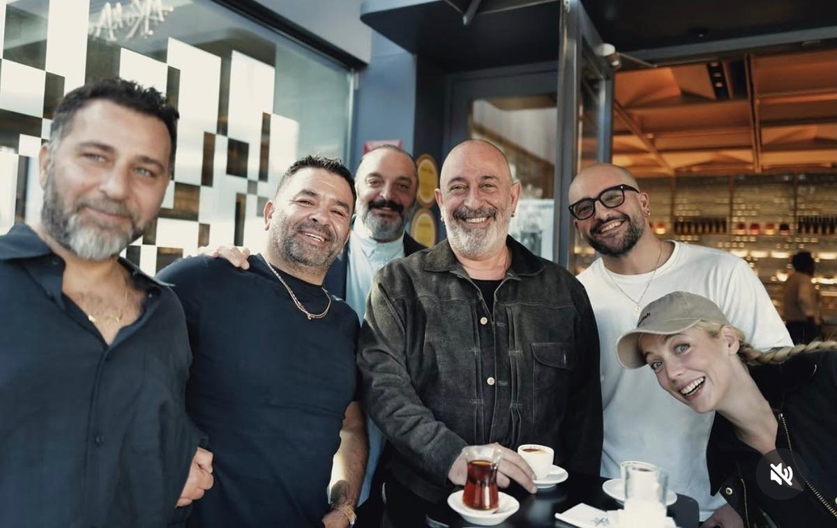 Cem Yılmaz dan esprili paylaşım: Dostlarıyla aynı karede! 1