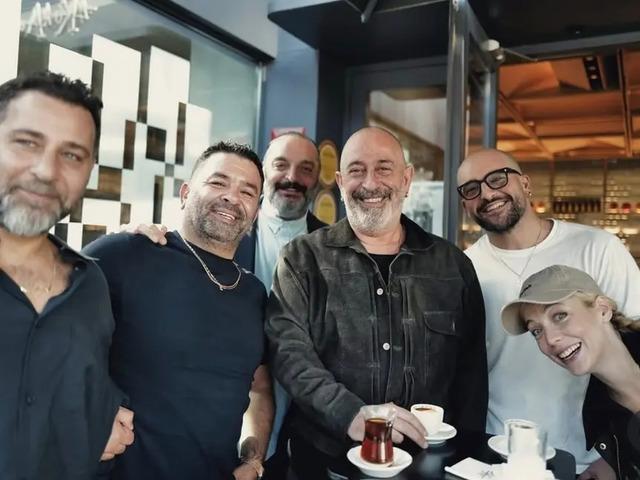 Cem Yılmaz'dan esprili paylaşım: Dostlarıyla aynı karede!