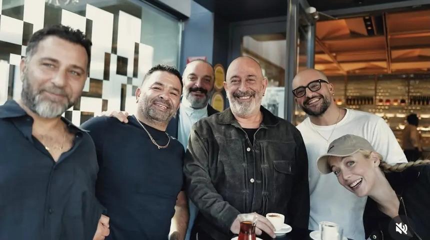 Cem Yılmaz'dan esprili paylaşım: Dostlarıyla aynı karede!