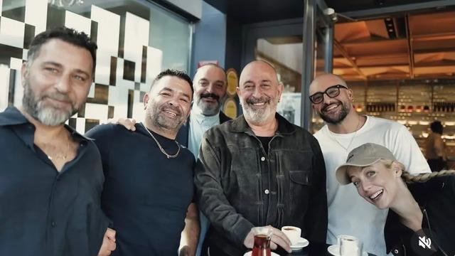 Cem Yılmaz'dan esprili paylaşım: Dostlarıyla aynı karede!