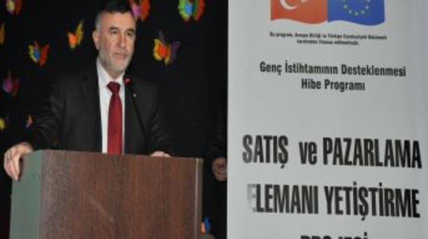 Satış ve pazarlama kursunu tamamlayanlar sertifikalarını aldı