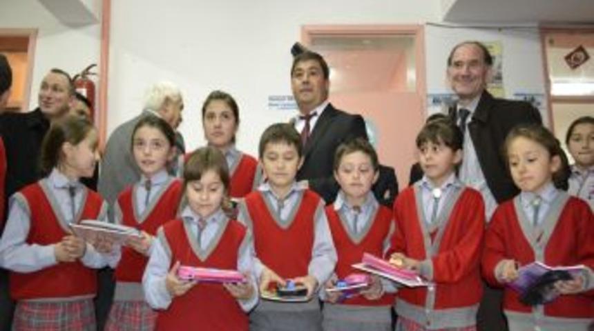 Alaplı MYO &ouml;ğrencilerinden, ilk&ouml;ğretim &ouml;ğrencilerine kırtasiye yardımı