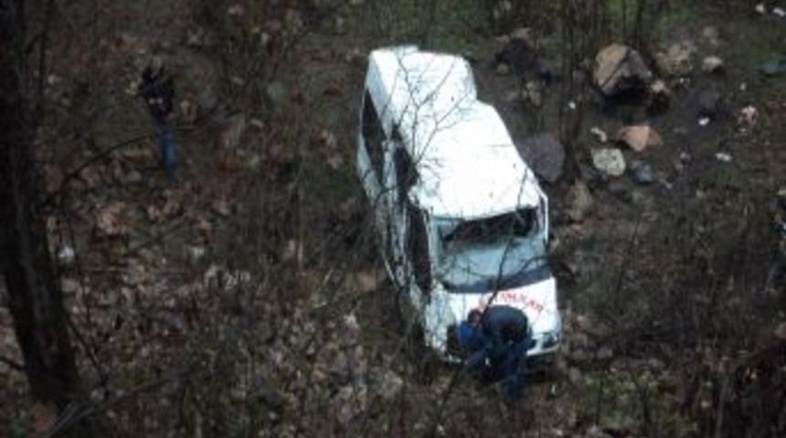 Minib&uuml;s şarampole yuvarlandı, 2 &ccedil;ocuk &ouml;ld&uuml;