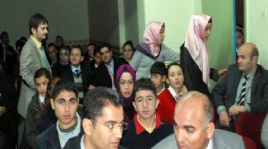 Başörtülü olduğu gerekçesiyle demokrasi meclisi başkan adaylığından çekildi