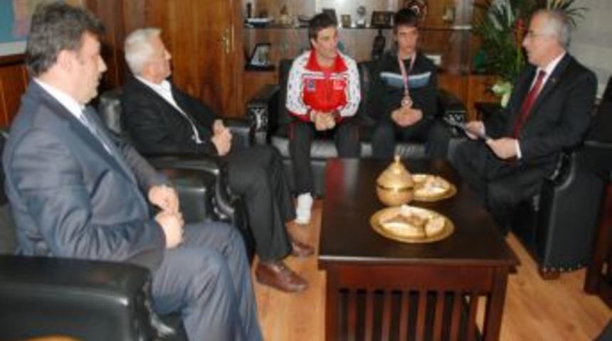 Vali Tuna, başarılı sporculara plaket verdi