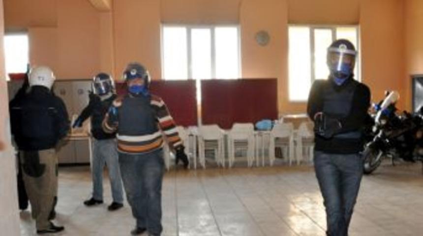 K&uuml;tahya polisinden bina i&ccedil;i silahlı &ccedil;atışma tatbikatı