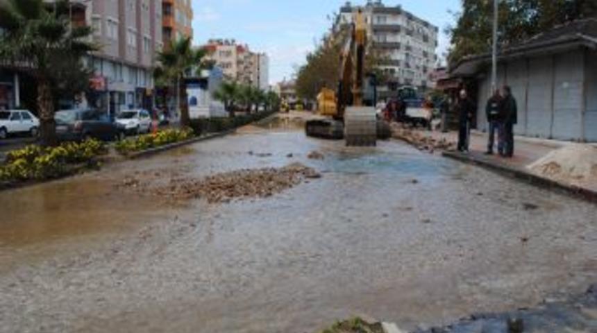 Şebeke suyu borusu patlayınca Hastane Caddesi'de yol &ccedil;alışması sekteye uğradı