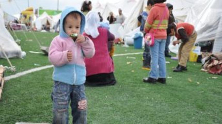 Depremzede &ccedil;ocuklar: &Ccedil;adırda hayat &ccedil;ok g&uuml;zel, herkes bizi d&uuml;ş&uuml;n&uuml;p yardım ediyor