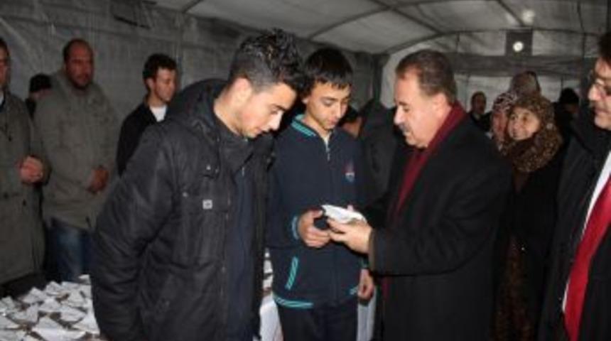 Elmadağ&rsquo;da 7 bin kişiye dualar eşliğinde aşure dağıtıldı