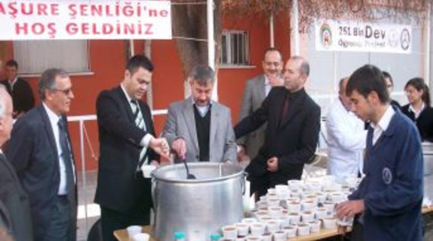 Kaymakam Otcu ve Belediye Başkanı Yaralı &ouml;ğrencilere aşure dağıttı