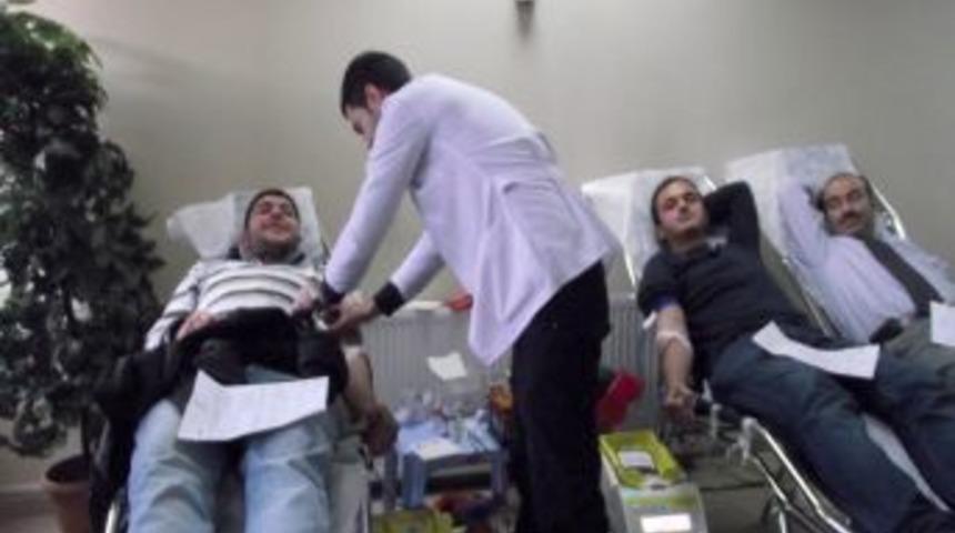 Bayburt &Uuml;niversitesi &ouml;ğrencilerinden Kızılay'a kan bağışı