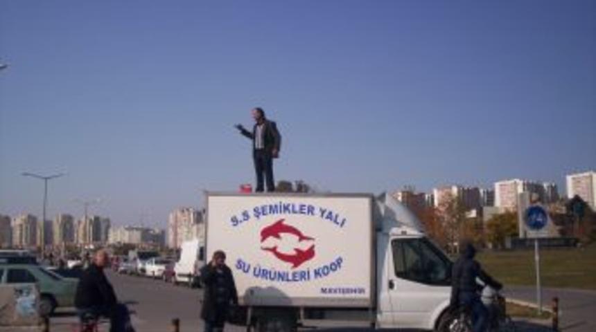 Balık&ccedil;ı, barınakların elektriği kesildiği i&ccedil;in kendini yakmaya kalktı