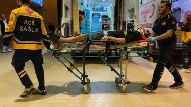 İnegöl’de motosiklet otomobille çarpıştı: 2 kişi yaralandı