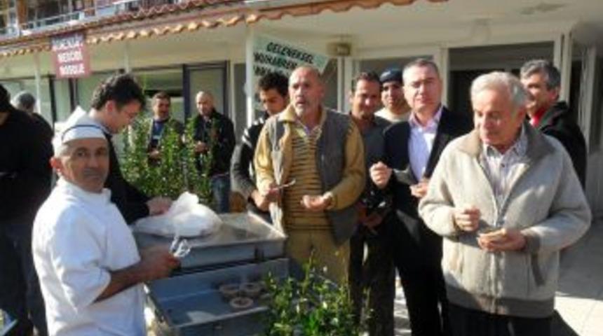 Cami cemaatinden, depremzedelere aşure ikramı