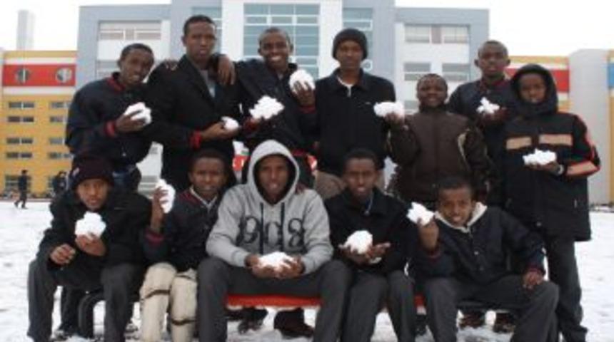 Somalili ve Kongolu öğrenciler karla tanıştı