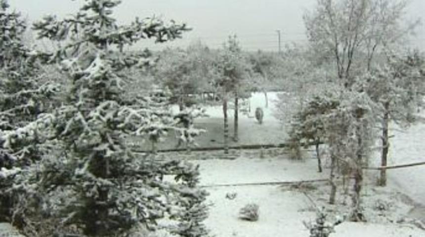 Başkent beyaza b&uuml;r&uuml;nd&uuml;