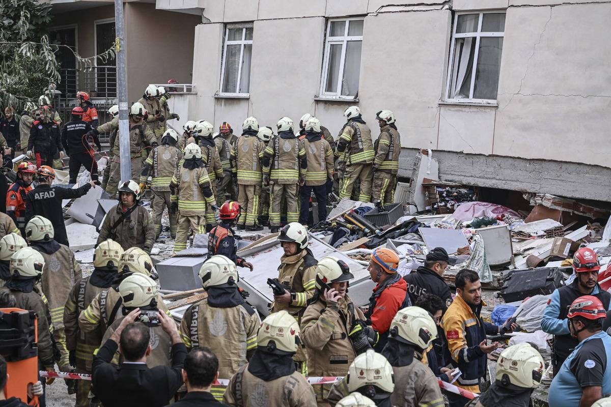 Son dakika: Maltepe de 7 katlı binada çökme! Mahsur kalanlar var… 12