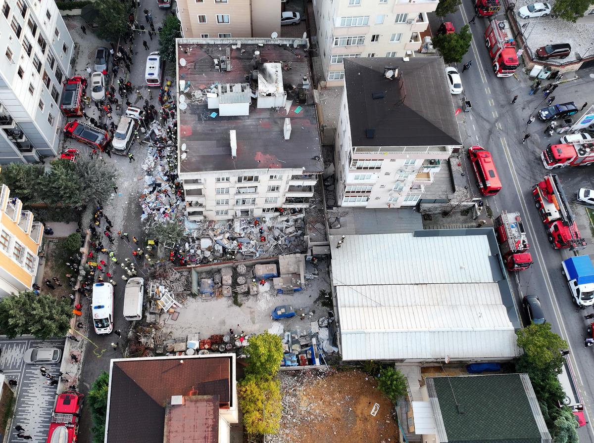 Son dakika: Maltepe de 7 katlı binada &ccedil;&ouml;kme! Mahsur kalanlar var&hellip; 5