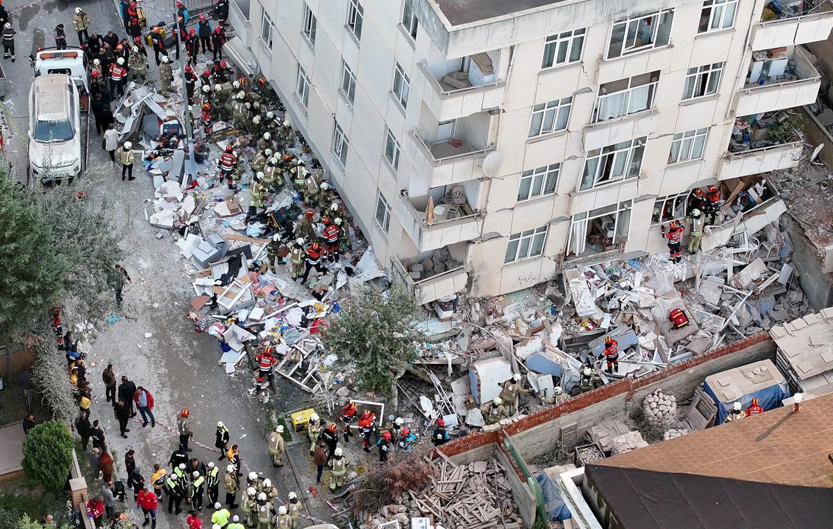 Son dakika: Maltepe de 7 katlı binada &ccedil;&ouml;kme! Mahsur kalanlar var&hellip; 7